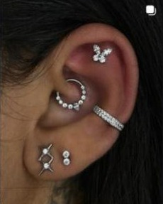 Piercing de cartilagem e hélix com joias em prata