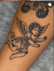 Tatuagem blackwork de querubim no antebraço, trabalho do Studio Janette