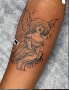 Tatuagem fine line de fada no antebraço, trabalho do Studio Janette